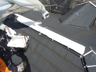 屋根　鉄部にサビ止め塗装