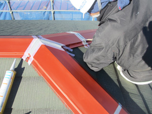 棟つぎ目シール打ち