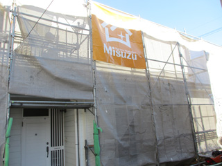 足場仮設後メッシュシートを張って完成です