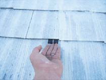 屋根塗装　下塗りの後縁切り作業　タスペーサーを設置