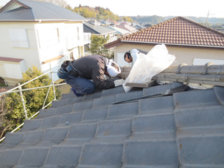 既存漆喰を取り除きます