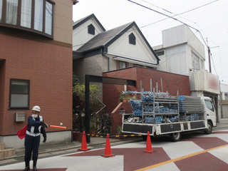 警備員を設置して足場工事を行いました