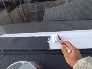 屋根役物にエポキシ錆止め塗装