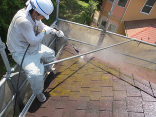 屋根　高圧洗浄作業