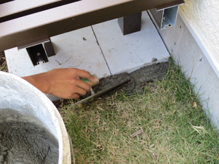 セメントで基礎を固めます