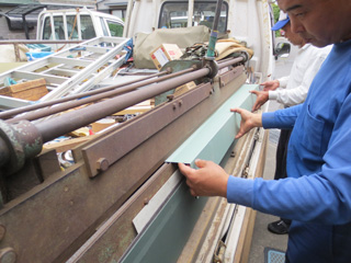 けらば包みを加工中