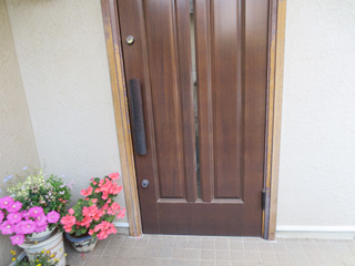 木製ドア枠の塗膜がハガレた状態