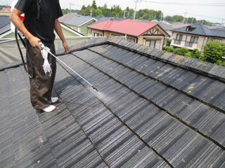 屋根　バイオ洗浄剤散布