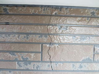 補修前のヒビ
