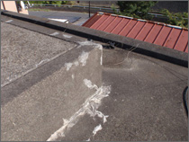 屋上、雨漏り補修の跡