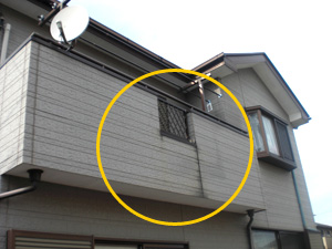 雨染みで汚れています