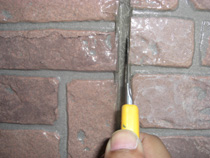 カッターで切り込みを入れる