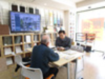 店舗で外壁塗装の色打ち合わせ
