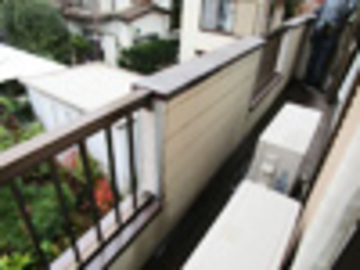 腐食しているベランダの改修工事を行いました