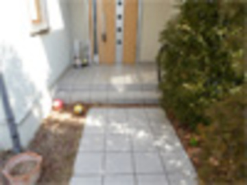 外壁屋根塗装・気になる玄関アプローチのサビ跡除去