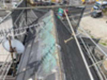 かね勾配屋根の工事をしています