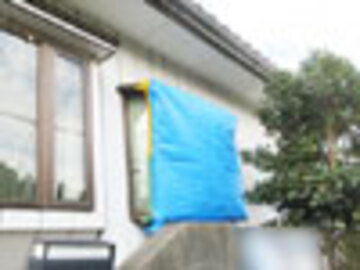 台風で破損した出窓の交換をしました