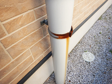 外壁塗装と排水管支持バンド交換