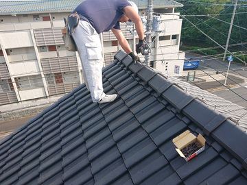 飛び出た棟瓦の釘をパッキン付きビスに交換