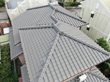 棟瓦を自然災害に強い工法で積み直しました
