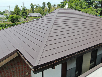 ダム湖畔で屋根工事