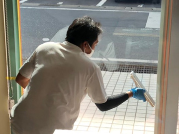 店舗窓ガラスに「遮熱コート」をテスト施工