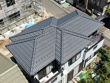 古いモニエル瓦が高光沢仕上がりへ