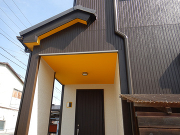 軒天をオレンジ色でアクセントに