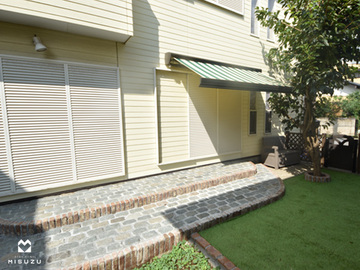 ヴィンテージ感のある天然石とレンガのテラス