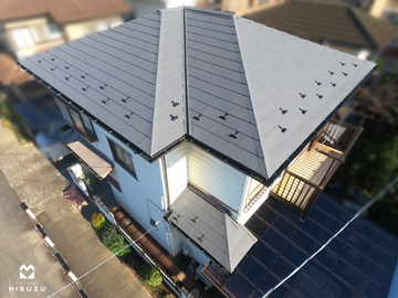 老朽化したセメント瓦を金属屋根に葺き替えました