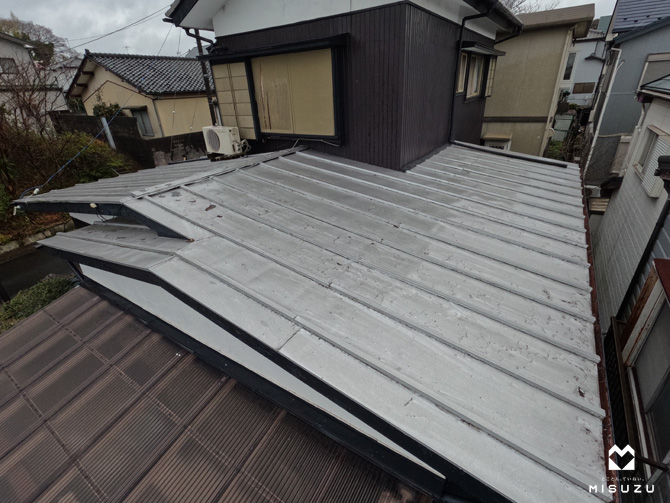 瓦棒葺き屋根の建物