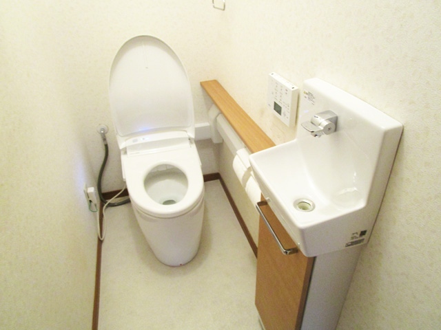 外壁の塗装と一緒にトイレ交換工事も行いました